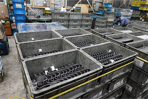 自社工場内で出荷を待つ金属プレス部品の山
