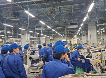 レール上を走る自動運搬車「ミニハック」のレーンが目の前に