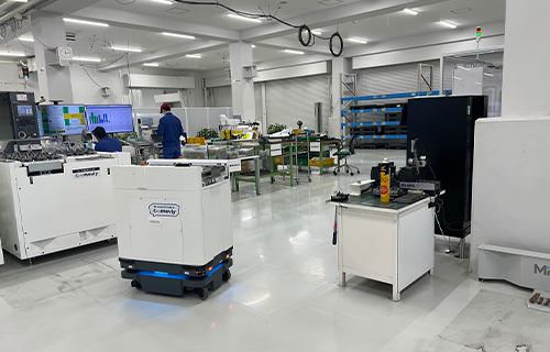 搬送を担うのは自律走行ロボット「AMR」