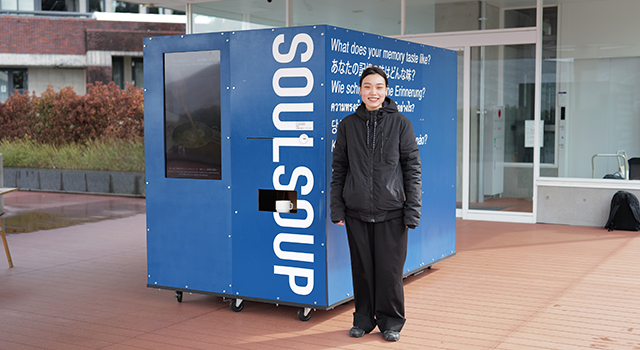 インタビューに応じていただいたO LamLamさまとアルミフレームを活用して作られた作品「SOUL SOUP」