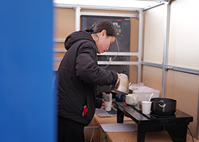 自動販売機をイメージした作品で200円とアンケート用紙を投入すると、アンケートに基づいた「思い出の味のスープ」が提供される