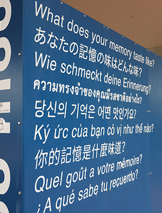 側面にはさまざまな言語のメッセージが並ぶ
